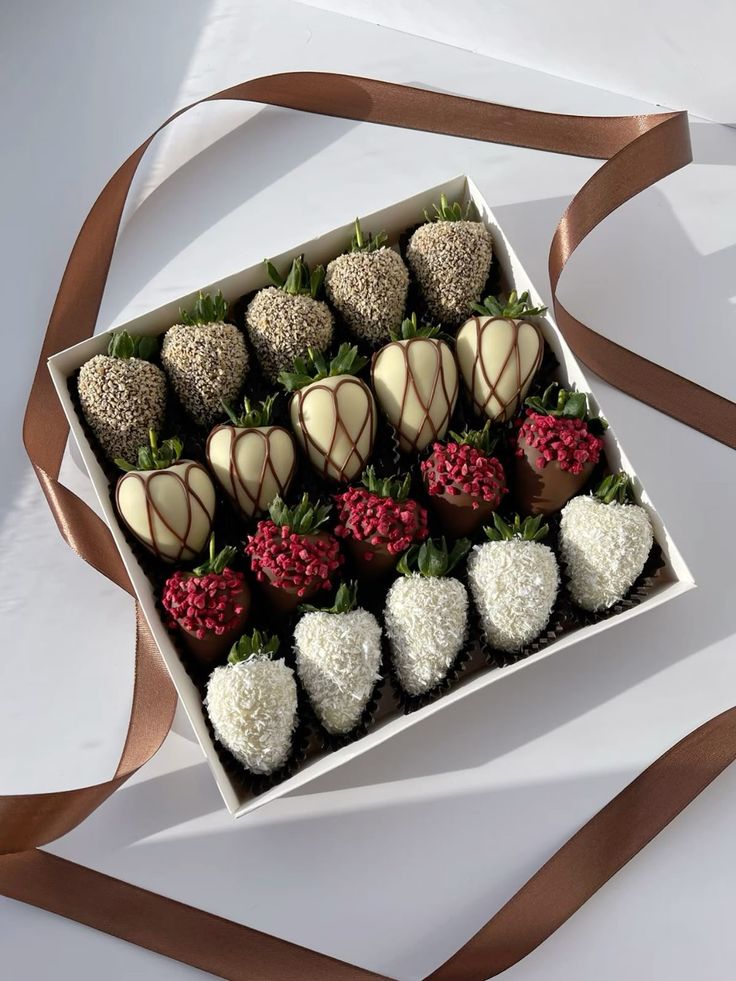 Box of Rosé Dip chocolate covered strawberries by Kokoa
